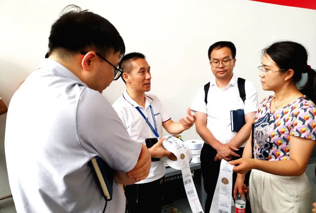 接待东莞松山湖科教局向导来我司工厂视察，，，，指导事情！